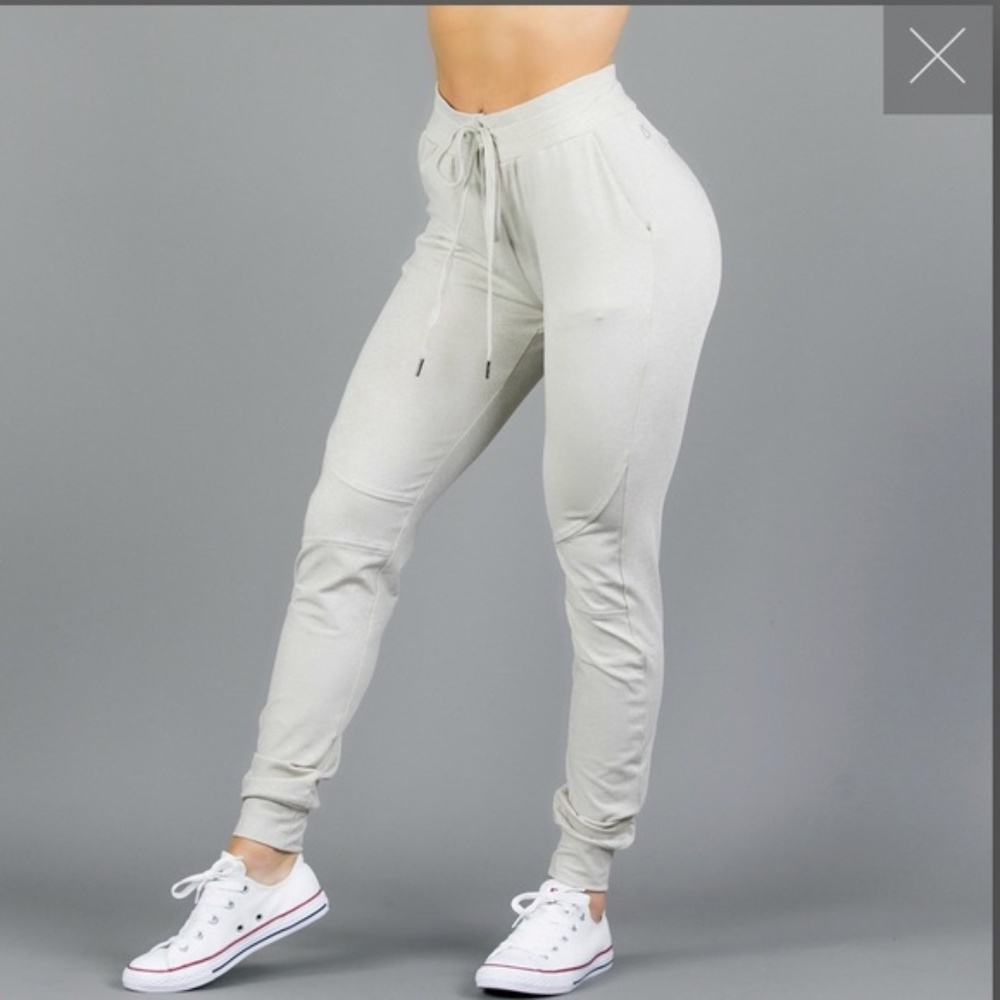 Buffbunny joggers gray